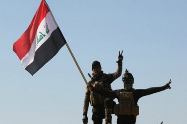 القوات العراقية ترفع العلم العراقي