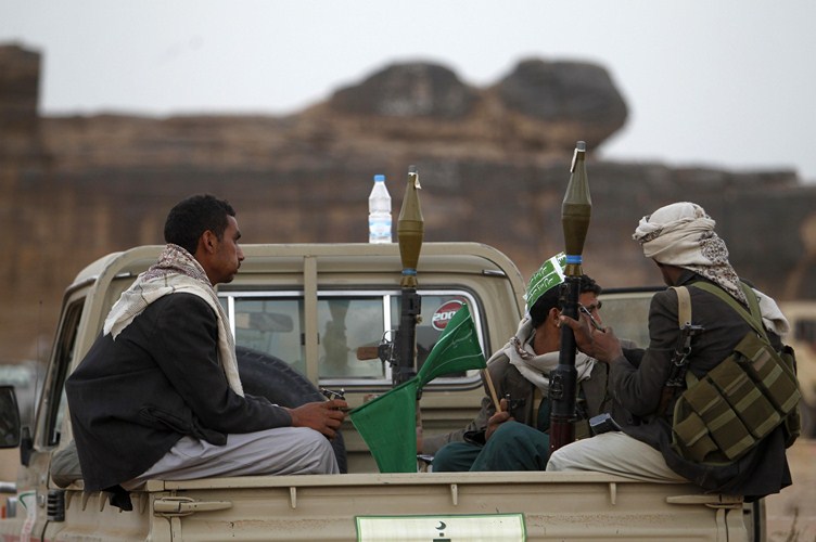 قصف لمواقع الحوثيين وباكستان والهند تجليان رعاياهما من اليمن