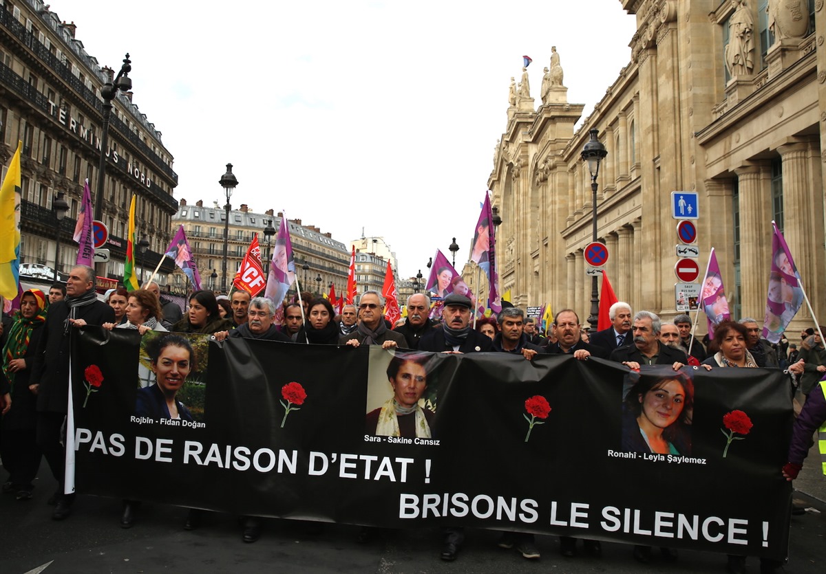 بالصور... تظاهرة كوردية ضخمة وسط باريس 
