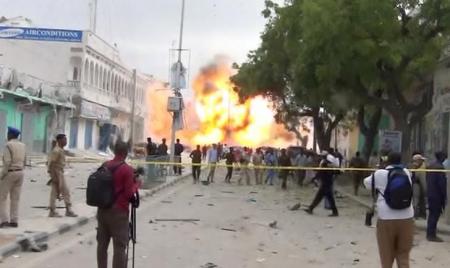 مقتل 13 في هجوم لحركة الشباب على فندق بمقديشو