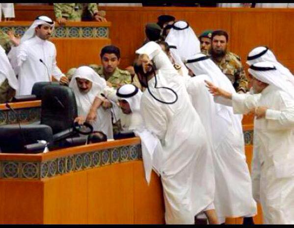 عراك بالعقال في البرلمان الكويتي