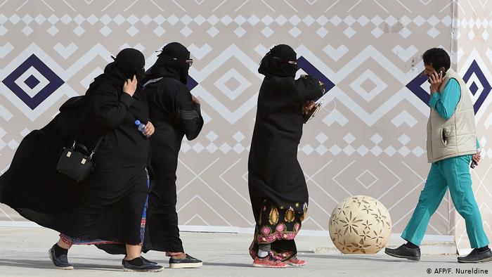 السعودية تسمح للنساء بالحجز في الفنادق دون محرم