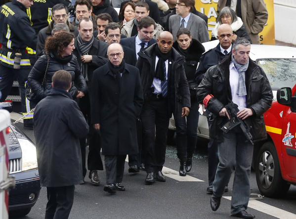 وزير الداخلية الفرنسي يزور مكان الحادث