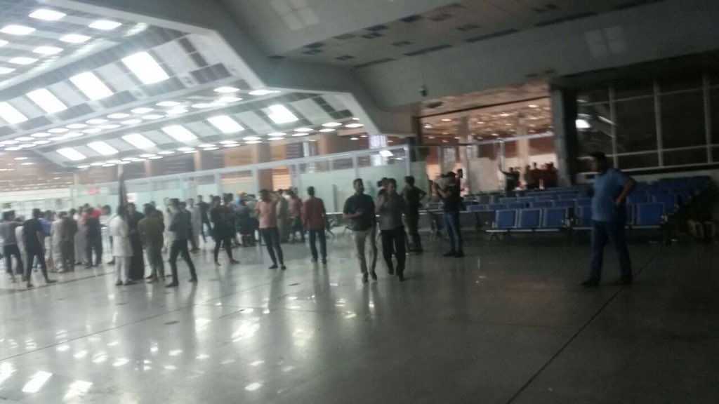 متظاهرون داخل احدى صالات مطار النجف 