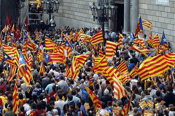 الاتحاد الاوربي يغرم برشلونة لأعلام مؤيدة لاستقلال كتالونيا