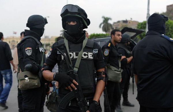 مصر ترحل خمسة أشخاص أجانب لأسباب أمنية