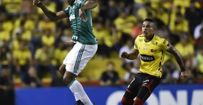 برشلونة يتعاقد مع قلب الدفاع الكولومبي
