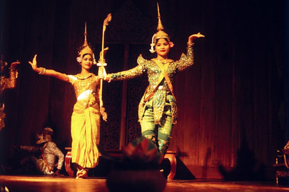 رقصة الأقنعة التقليدية التي يعود تاريخها إلى قرون مضت في كمبوديا