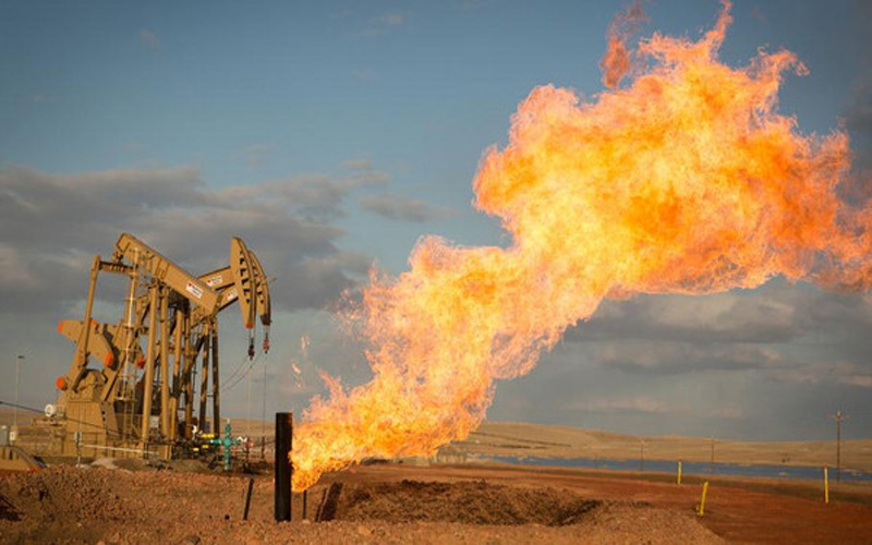 النفط تعلن دخول مرحلة التخلص من حرق الغاز المصاحب