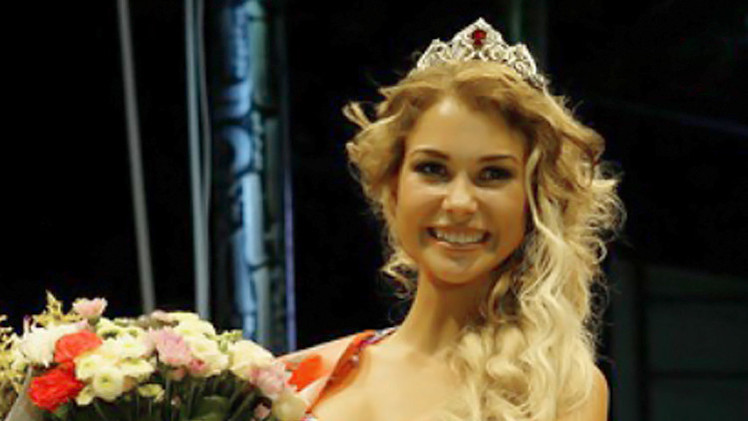 تكريم فتاة موسكوفية بلقب ملكة البيكيني