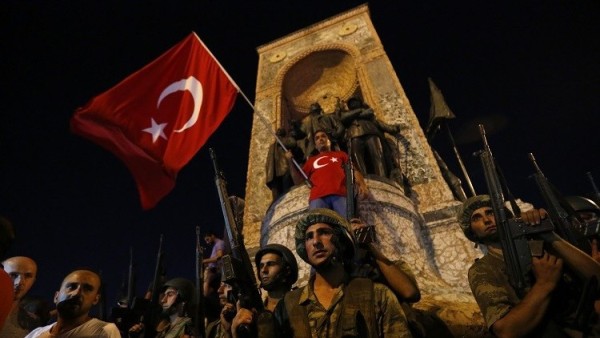 صورة لمواطن تركي يرفع العلم اشارةً إلى فشل الإنقلاب