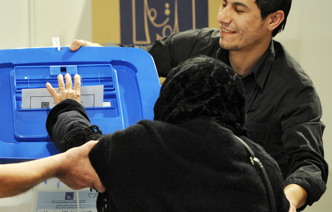 سيدة عراقية تدلي بصوتها في الانتخابات 