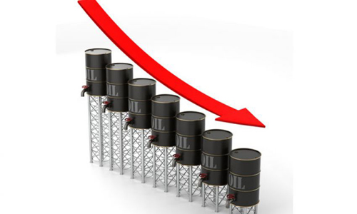 أسعار النفط تنخفض بارتفاع الدولار