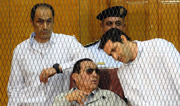  النطق بالحكم على مبارك ونجليه ووزير داخليته اليوم