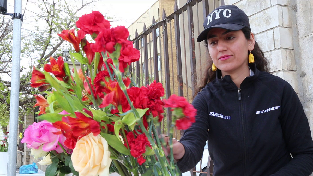 خريجة تبيع الزهور على ارصفة الشوارع