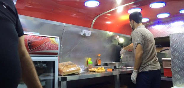 المطاعم الجوالة في بغداد تكسب شعبية كبيرة بأكلاتها