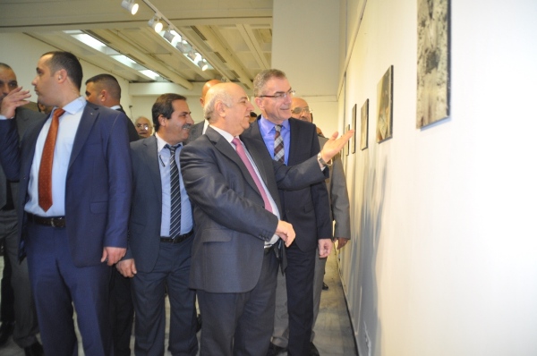 فرياد رواندزي أثناء افتتاح المعرض