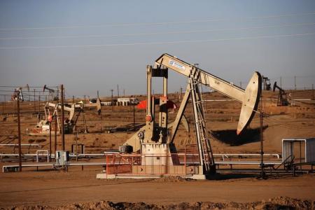 النفط يتراجع مع تخفيض السعودية شحناتها الى امريكا 