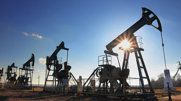 النفط يستقر مع انضمام روسيا إلى أوبك في خفض الإنتاج
