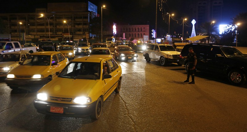 احتفل البغداديون بقرار رفع حظر التجوال الليلي بالخروج في سياراتهم والتجول