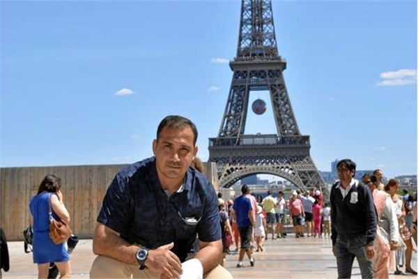 صورة للصحفي بختيار الحداد في باريس