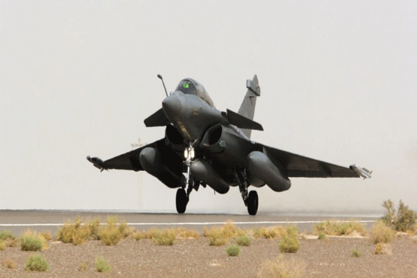 فرنسا تنفذ أولى ضرباتها الجوية ضد دعش
