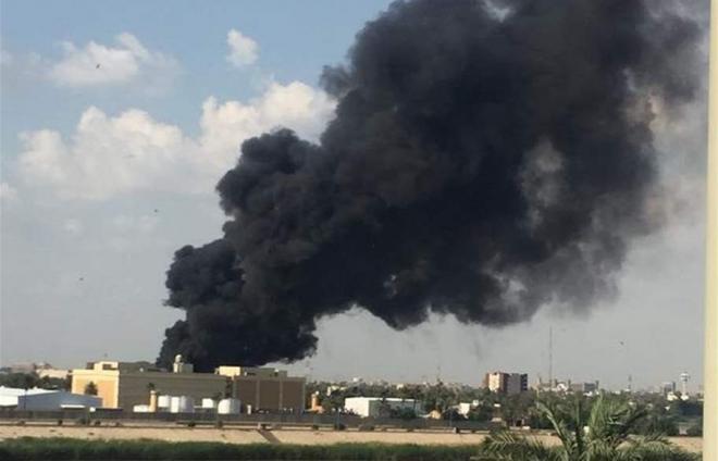 اندلاع حريق هائل بالقرب من السفارة الأمريكية في بغداد