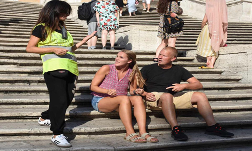 روما تمنع الجلوس على 'السلالم الاسبانية'