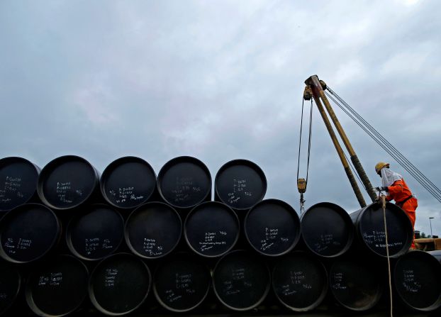 النفط يهبط 6 في المئة مع تضخم المخزونات الاميركية
