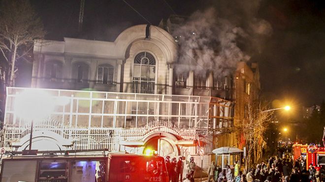أضرام النار في السفارة السعودية في طهران