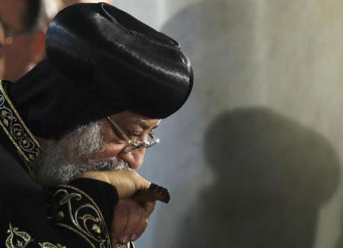 البابا تواضروس يطالب بالهدوء بعد تعرية مسيحية في مصر