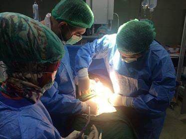 صورة للفريق الطبي اثناء اجراء العملية