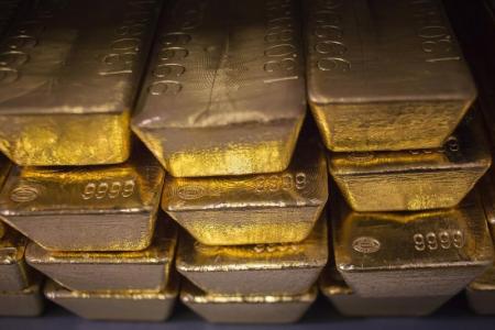الذهب مستقر فوق 1240 دولارا مع تراجع الأسهم الآسيوية
