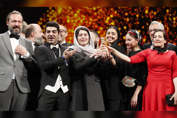 فيلم ايراني يفوز بجائزة الدب الذهبي بمهرجان برلين