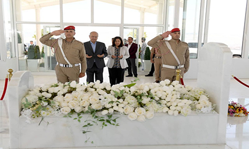 الرئيس برهم صالح يضع اكليلا من الزهور على ضريح فقيد الامة