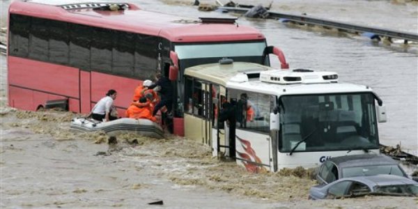 الفيضانات تقتل 8 أشخاص بتركيا