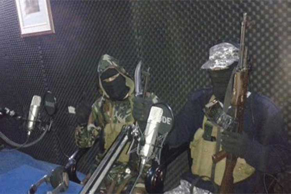 عنصران من داعش داخل غرفة اذاعة البيان