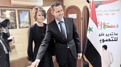 الأسد وزوجته خلال الإستفتاء على الدستور عام 2012 
