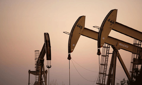 النفط يهبط بعد صدور بيانات أميركية