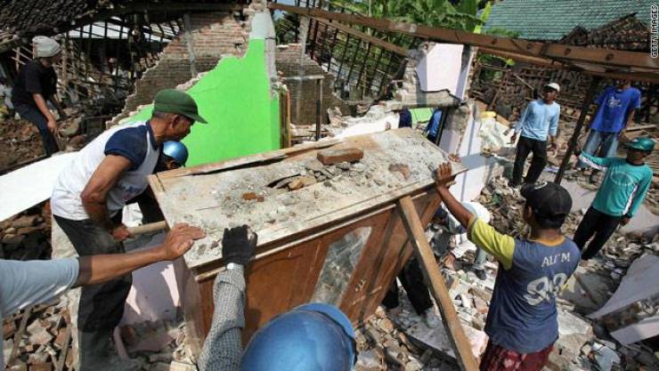 زلزال إندونيسيا يشرد 70 ألف إنسان