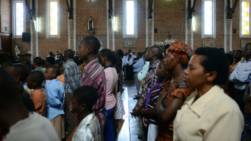 حضر مئات الاشخاص قداسا في كنيسة "العائلة المقدسة" الكاثوليكية في كيغالي