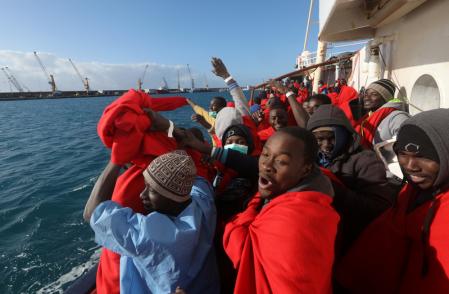مصرع 5 مهاجرين في البحر المتوسط وإنقاذ 750