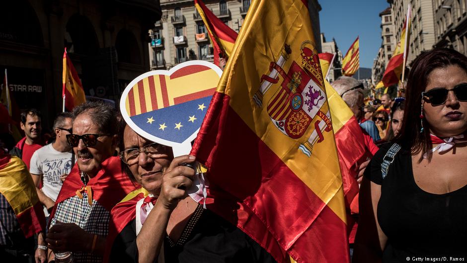 آلاف المحتجين في برشلونة ضد انفصال كتالونيا