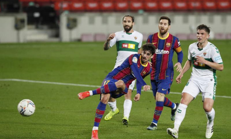 ميسي يُعيد برشلونة للانتصارات أمام إلتشي