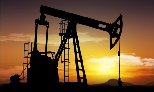 تباين اسعار النفط وسط تحذيرات بتقليص الانتاج