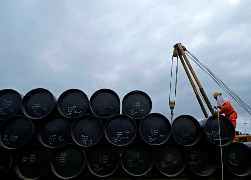 النفط يتجه إلى إنهاء الأسبوع على ارتفاع 