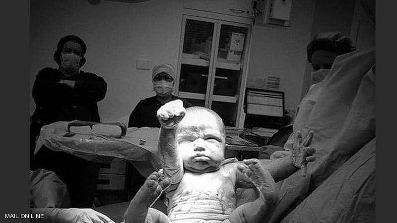 ولادة سوبرمان.. صورة مذهلة للطفل الخارق