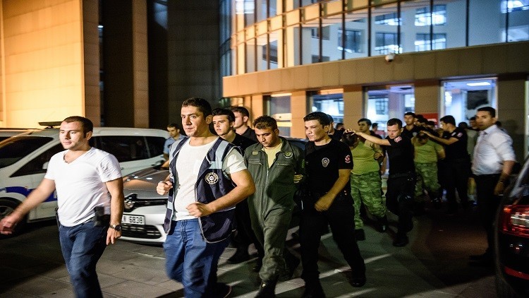 تركيا تداهم محاكم كبرى لاعتقال مدبري الانقلاب