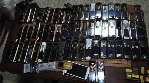 اجهزة الموبايل التي قام الشخصان بسرقتها في اربيل
