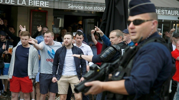 المحتجون الانجليز يعتدون على الروس في فرنسا